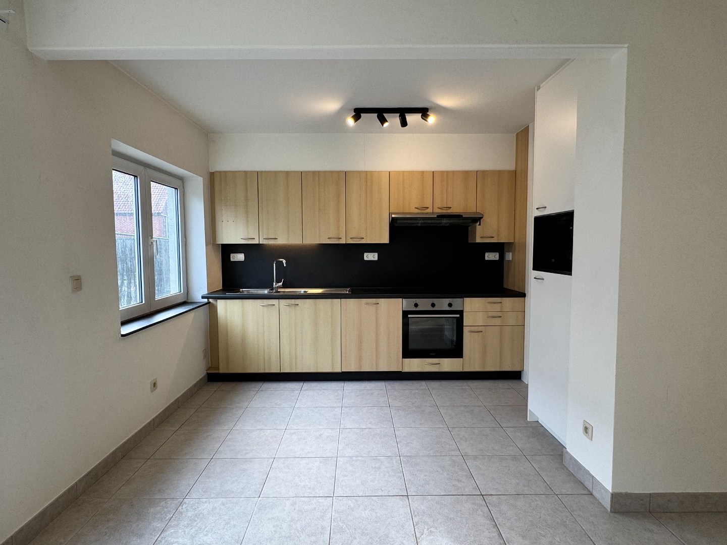 Verzorgd gelijkvloers appartement met 2 slaapkamers en garage. 