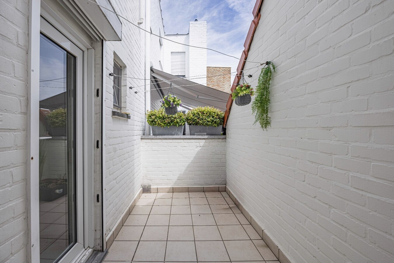 Instapklare, lichtrijke bel-etage woning met ruime garage en terras op centrale ligging 