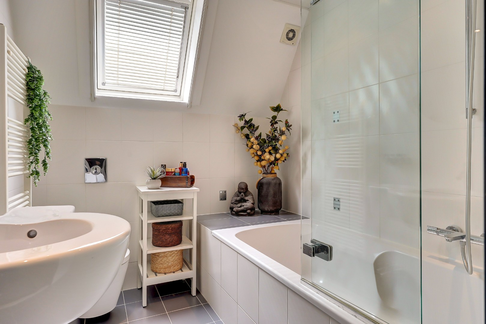 Instap klaar en moderne 4-kamer hoekwoning met 3 ruime slaapkamers, fraaie keuken en badkamer, onderhoudsvriendelijke tuin en gelegen op eigen grond. 