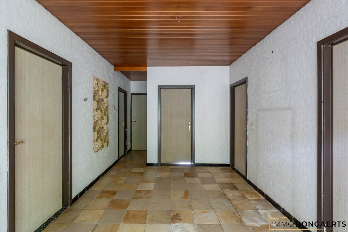 Ruime te renoveren woning op een mooi perceel. 