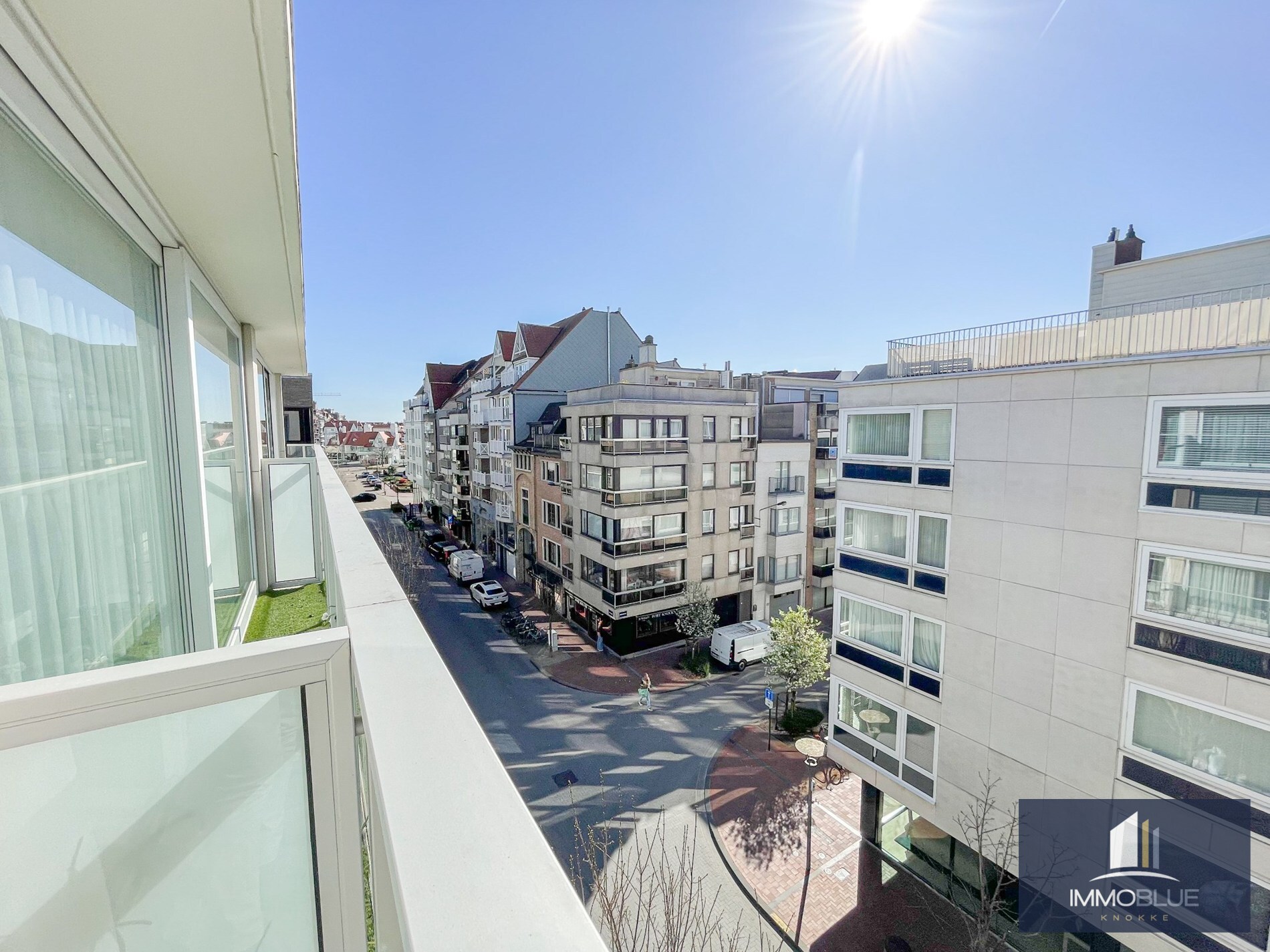 Recent tijdloos gerenoveerd appartement gelegen op de Kustlaan. 