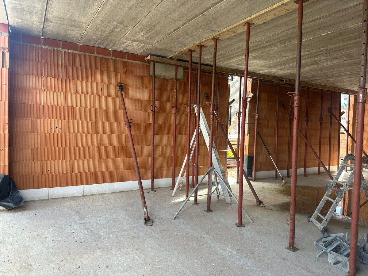 Schitterend gelegen nieuwbouw woning met 4 slaapkamers. Rustige ligging ! 