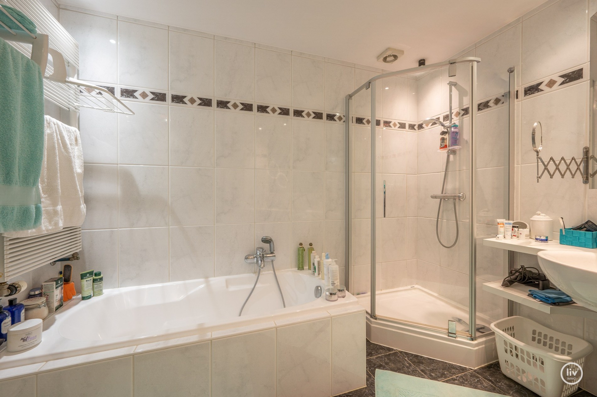 Fraaie bel-étage woning in het centrum van Knokke met Schoonheidssalon op het gelijkvloers. 