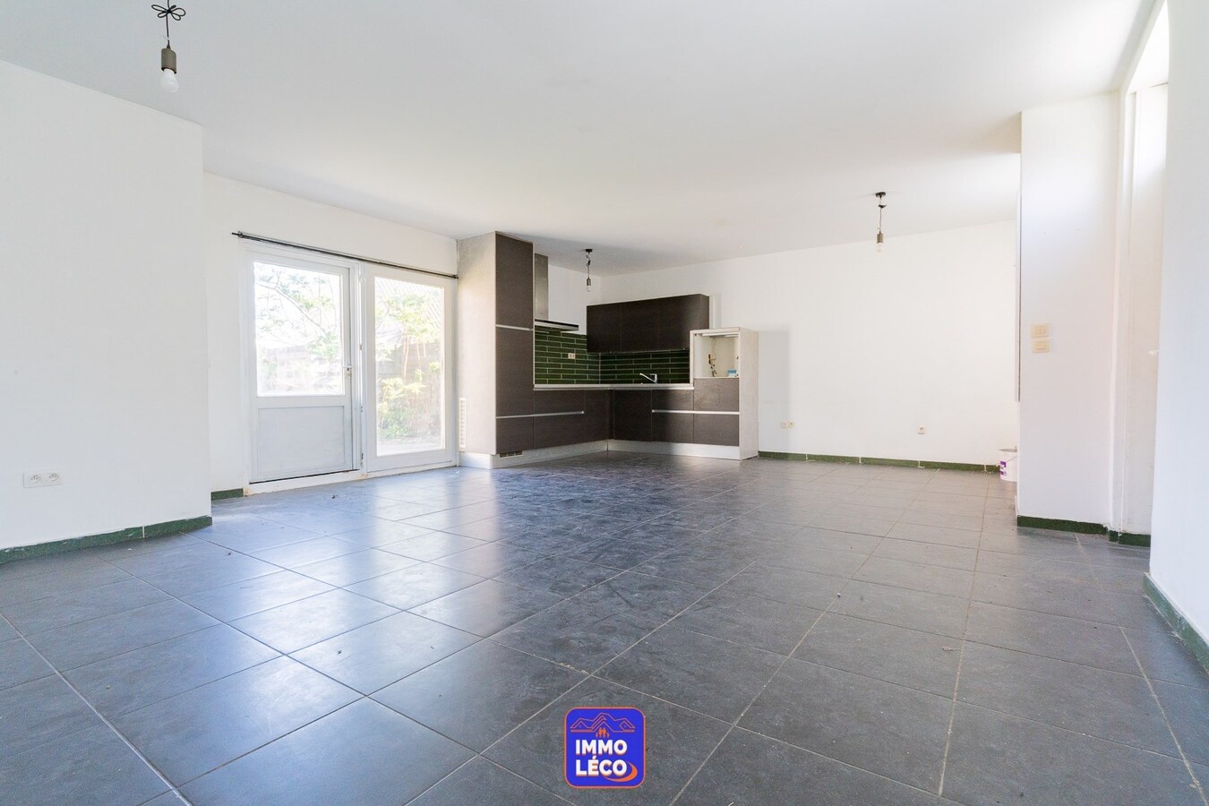 Maison avec jardin, située dans une rue calme. 