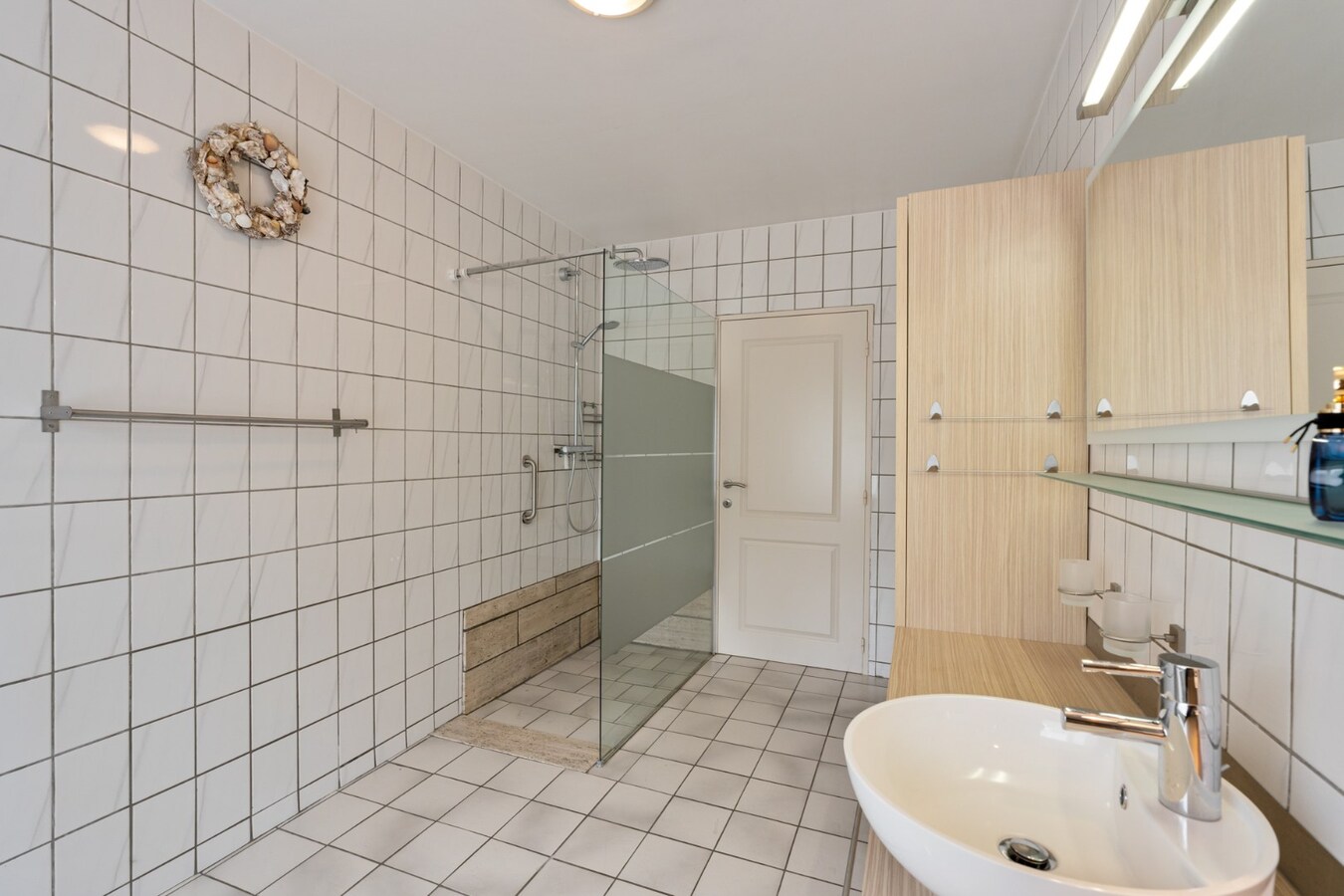 Gelijkvloers, degelijk appartement met 2 slaapkamers, ruim terras, carport en garage. 