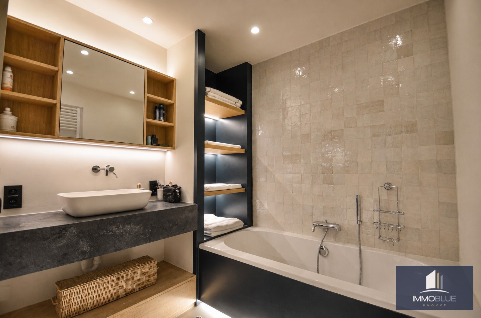 Stijlvol hoekappartement met tijdloze elegantie en een open zicht op de Kustlaan. 
