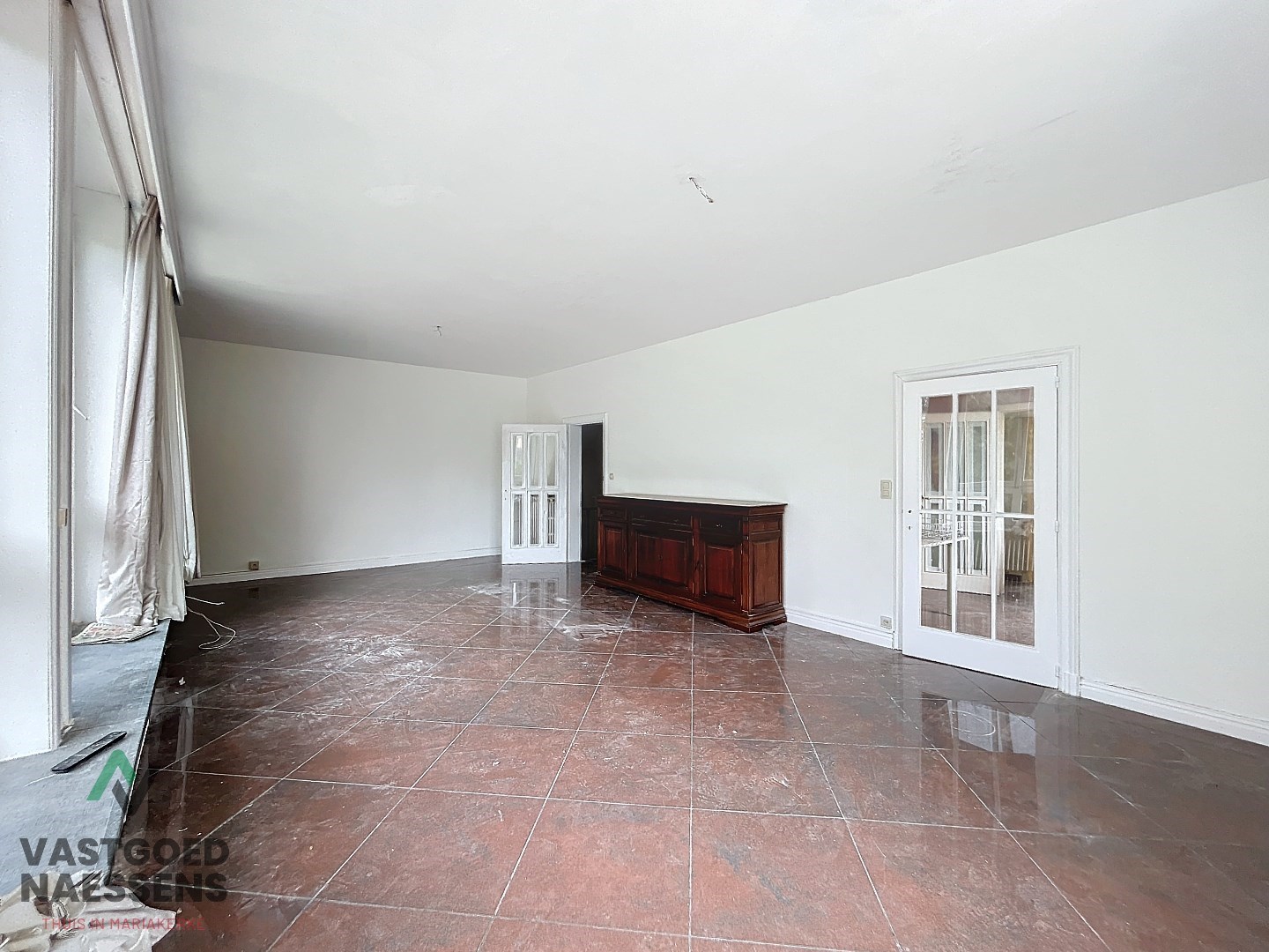 Maison d'angle avec entrepôt - garage - 5 chambres à coucher et terrasse 