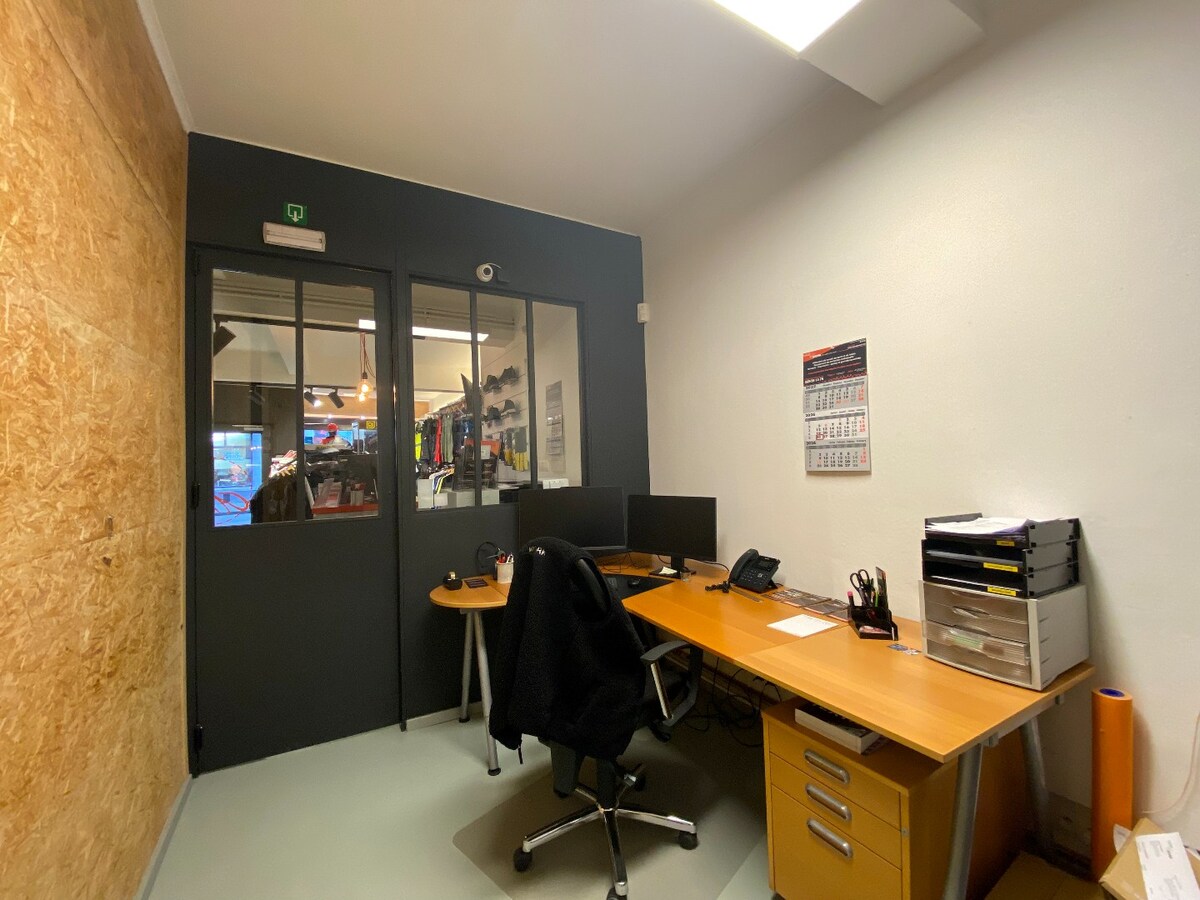 À Tournai : surface commerciale de ±136 m². Excellente visibilité ! 