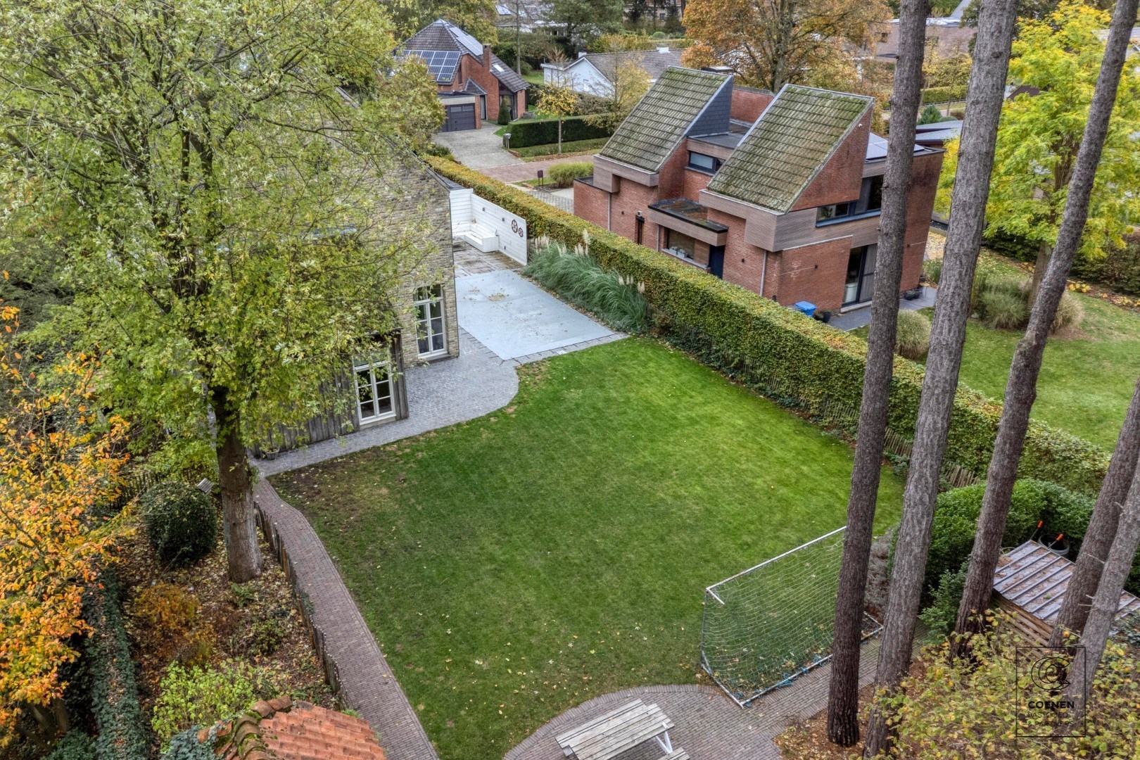 Prachtige woning met een bew. opp. van 302 m², 6 slpk, 3 bk en prachtige tuin met zwembad 