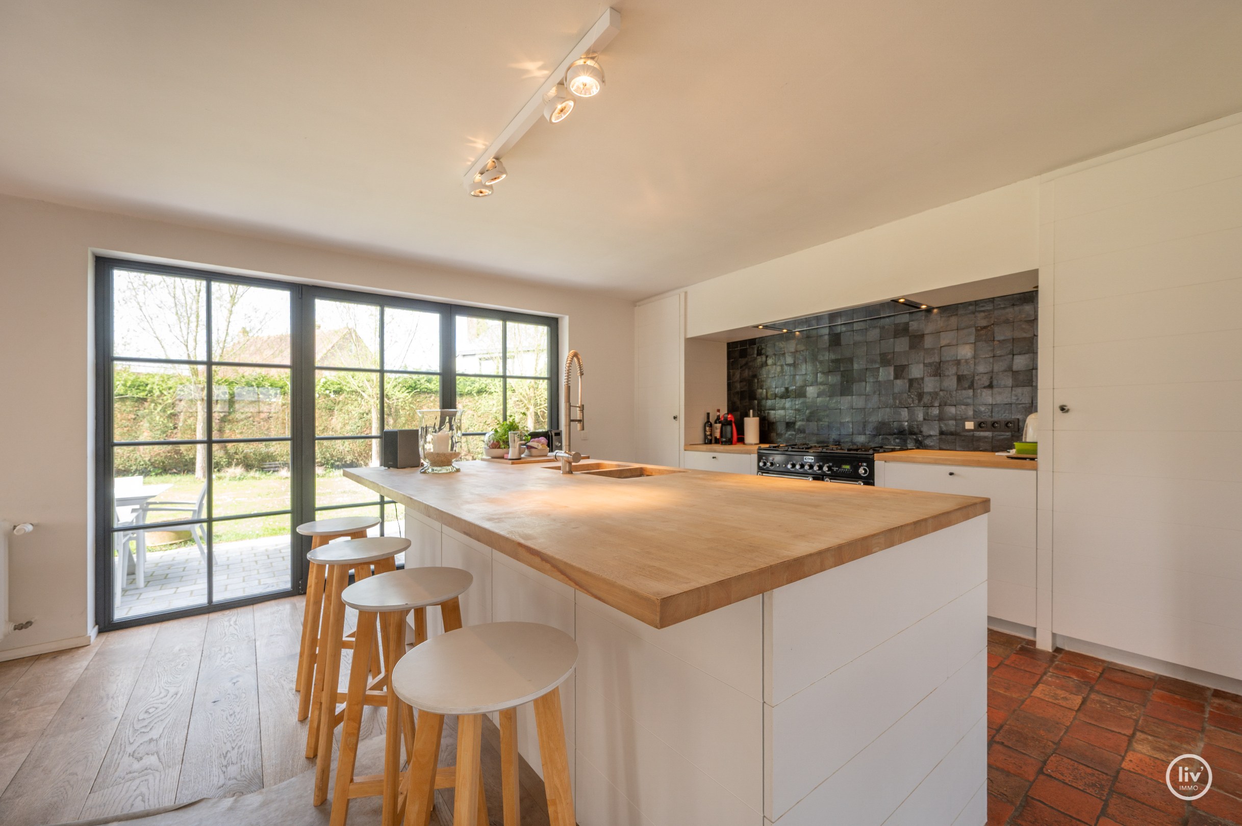 Prachtige vrijstaande villa rustig gelegen te Monikkendreef op een mooi perceel van 1000m2. 