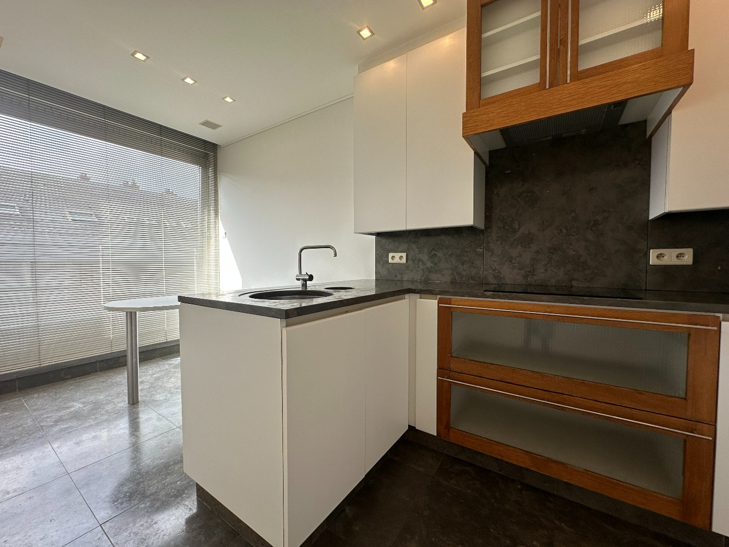 Lichtrijk 3 slaapkamer appartement met garage, centrum Torhout 