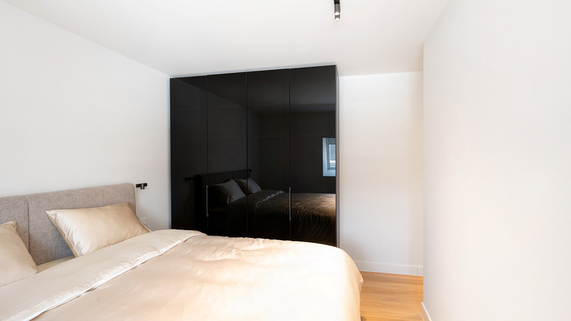 Op een uiterst gegeerde ligging, vlak bij het Albertstrand, bevindt zich dit stijlvol gerenoveerde duplex-appartement in een charmante villaresidentie. De uitzonderlijke hoekligging en zuidgerichte or 