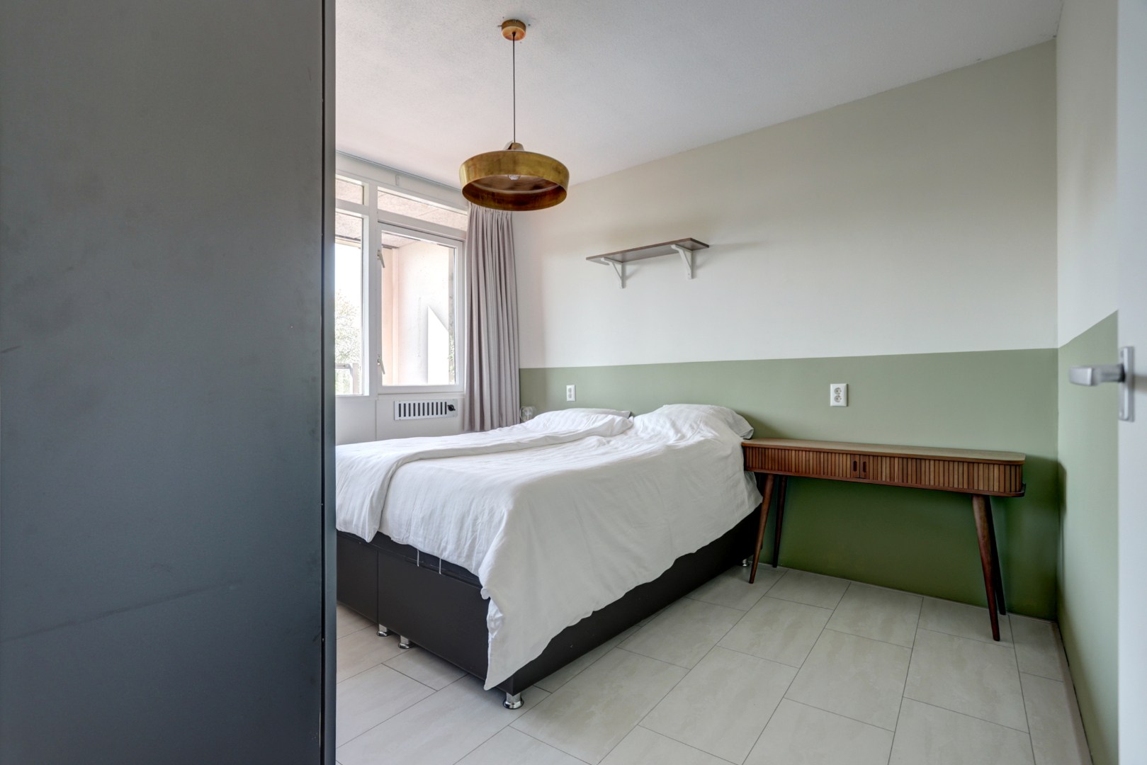 Zonder klussen te betrekken dit 2-kamer appartement op de 4e verdieping met zonnig balkon, moderne badkamer, 1 slaapkamer en berging in de onderbouw! 