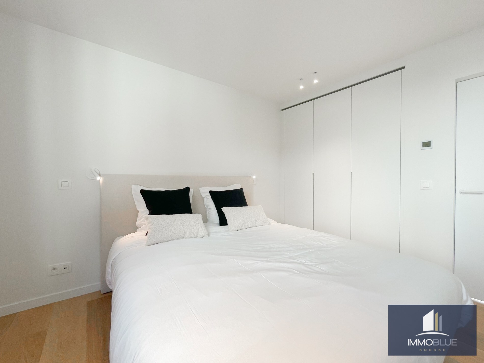 Exclusieve villa: Uitzonderlijk volledig gerenoveerde villa met frontaal zeezicht. 