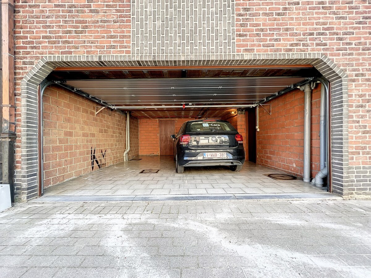 Instapklaar tweekamerappartement met terras, berging en parking 