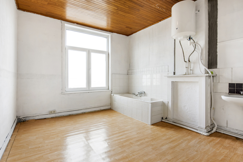 VERKOCHT!Op te frissen handelspand met woonst. 