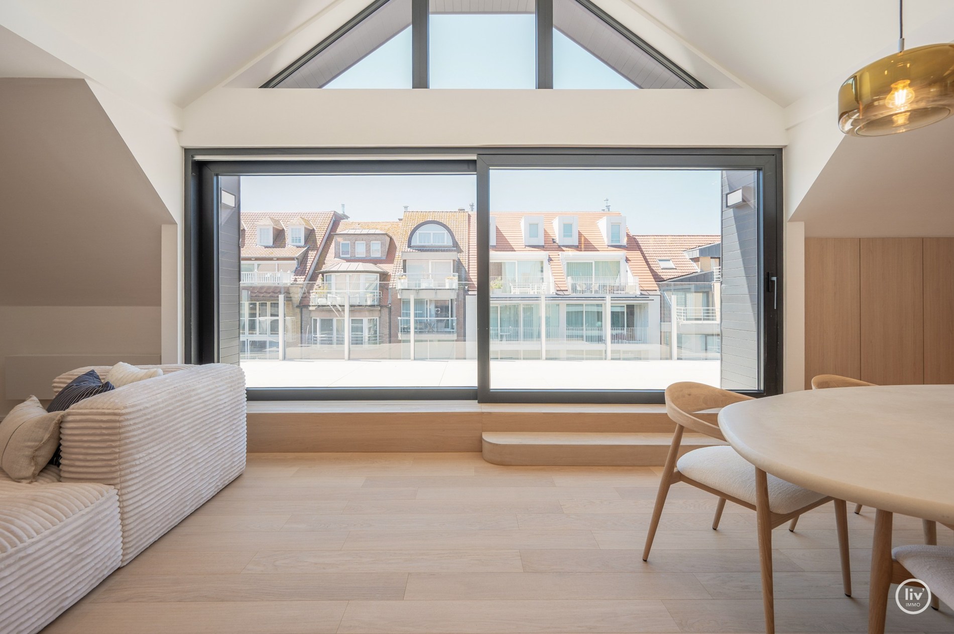 Prachtige ruime duplex (216 m2) top gerenoveerd gelegen op de Leopoldlaan te Knokke. 