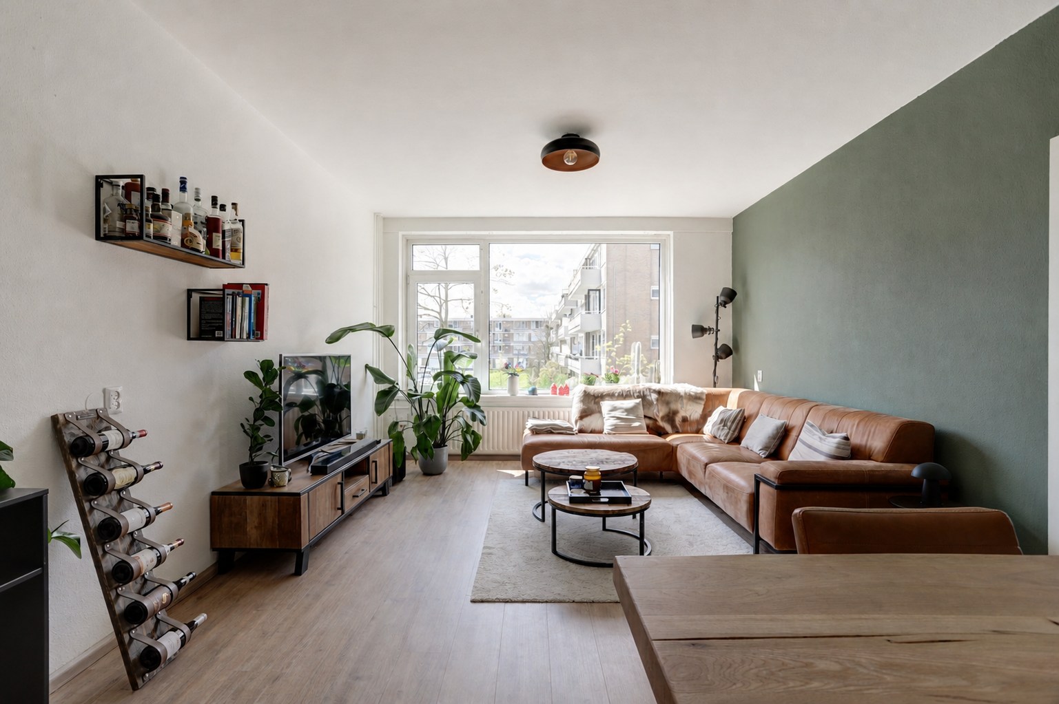 Instapklaar 3-kamer appartement op de 1e verdieping met keurige keuken en badkamer, 2 balkons, berging in de onderbouw en is gelegen op eigen grond. 