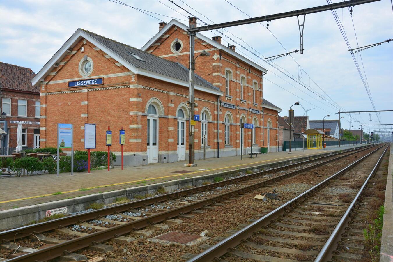 Polyvalente handelsruimte in dorpskern 