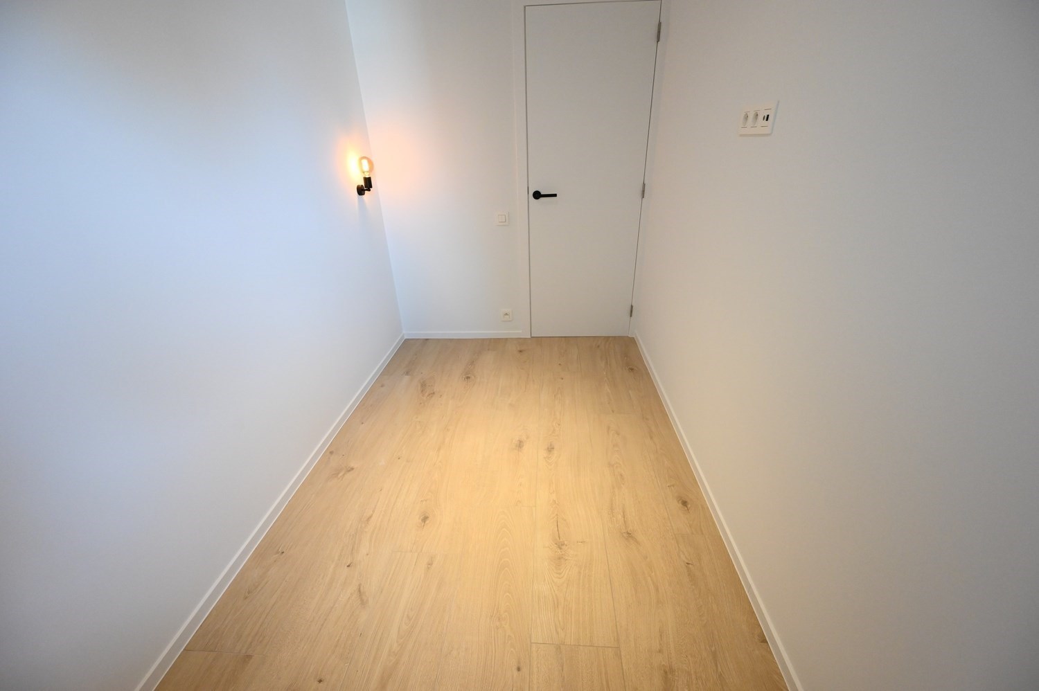 Non meublé - Neuf - Appartement luxueusement rénové avec 3 chambres et une vue dégagée sur la place du Bourgmestre Frans Desmidt. 