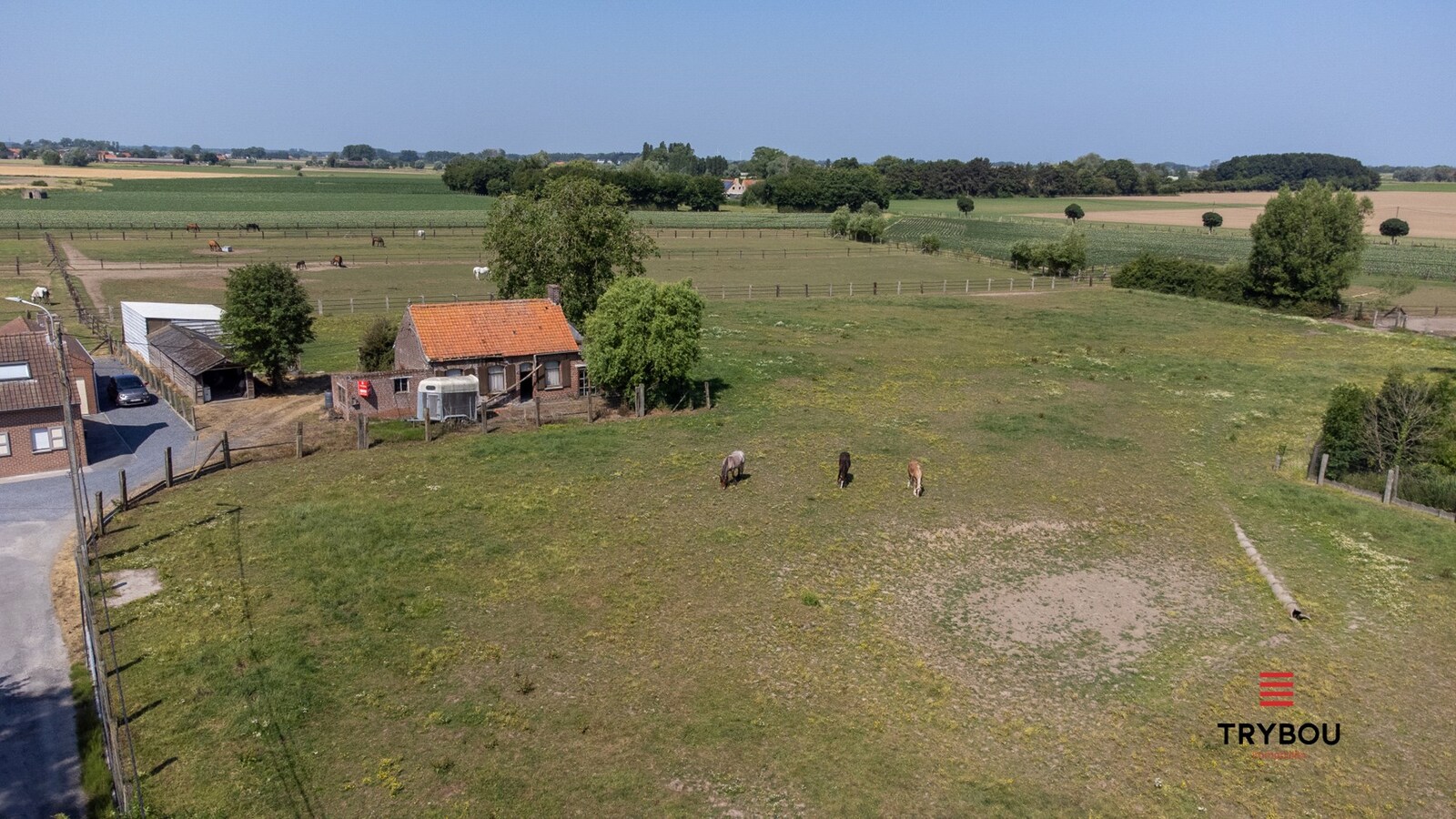 Landelijke, te renoveren woning op 9245 m² in Houthulst op rustige ligging 