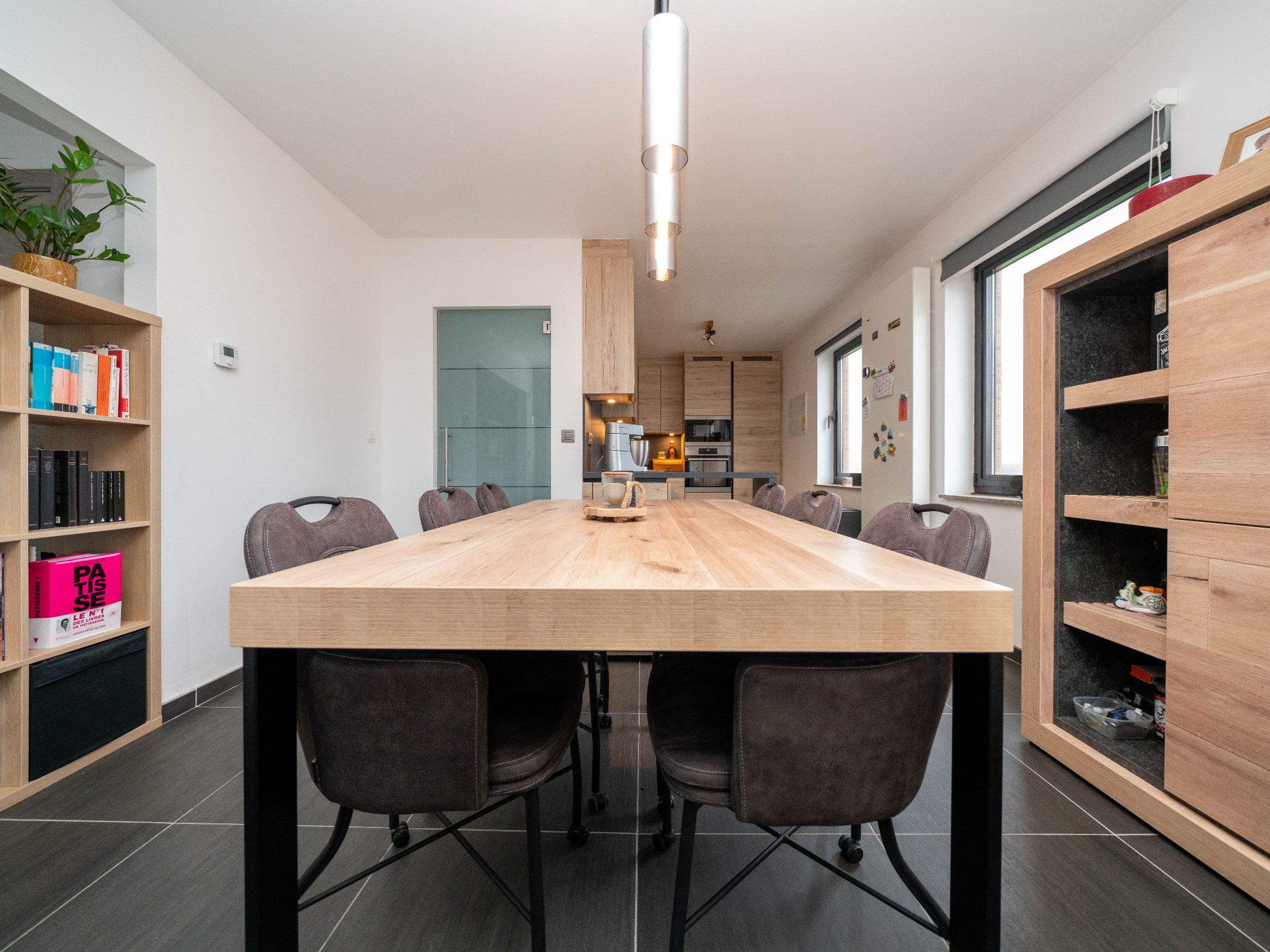 Ruim 2 kamer-appartement met dubbele garage en kelder 