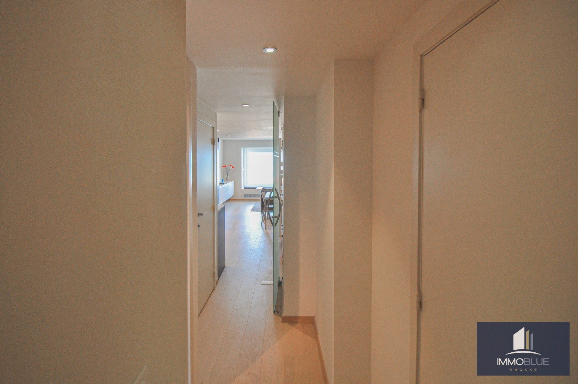 Appartement avec vue frontale sur la mer, situé à proximité de la place du Driehoeksplein. 