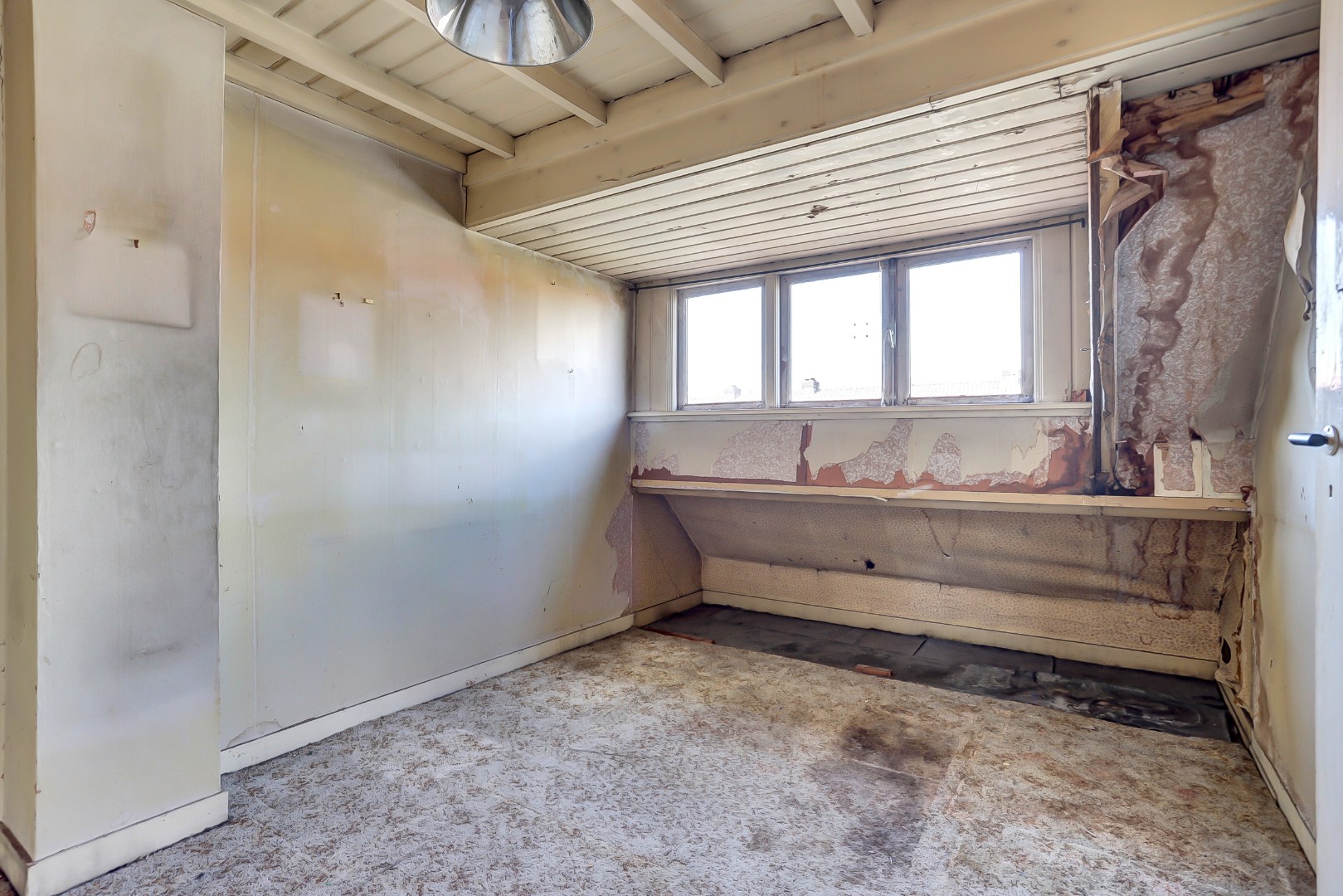 Unieke kans?! Zelf transformeren vanuit de vorige eeuw naar uw eigen hedendaagse smaak, dat kan met deze 5-kamer tussenwoning met 20m diepe tuin! 