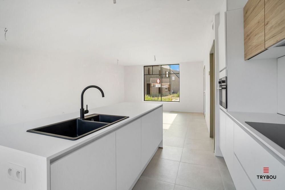 Uitstekend gelegen, halfopen nieuwbouwwoning op een boogscheut van het Centrum van Roeselare 