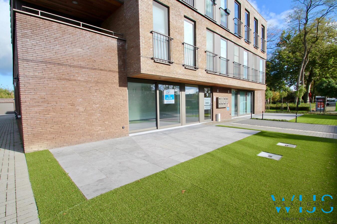 Gelijkvloers éénslaapkamer appartement met garage &amp; terras in het landelijke Oosteeklo ! 