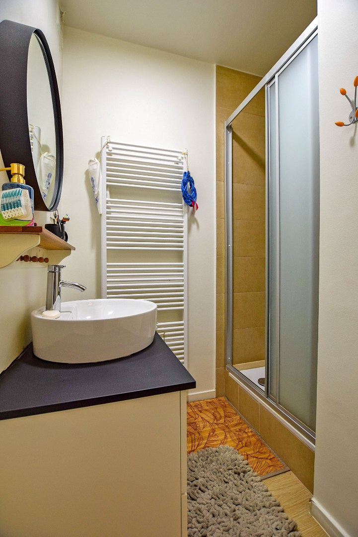 Gerenoveerd en gemeubeld 2-slaapkamerappartement gelegen in de winkelstraat van Nieuwpoort-Bad. 