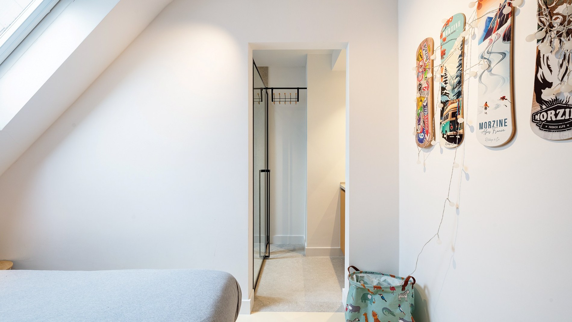 Magnifiek gerenoveerd duplexappartement met 3 SLAAPKAMERS VOOR DUBBEL BED en 3 badkamers. Ruim TERRAS vooraan en achteraan. Ideaal gelegen, rustig maar toch nabij Zeedijk en Lippenslaan. 