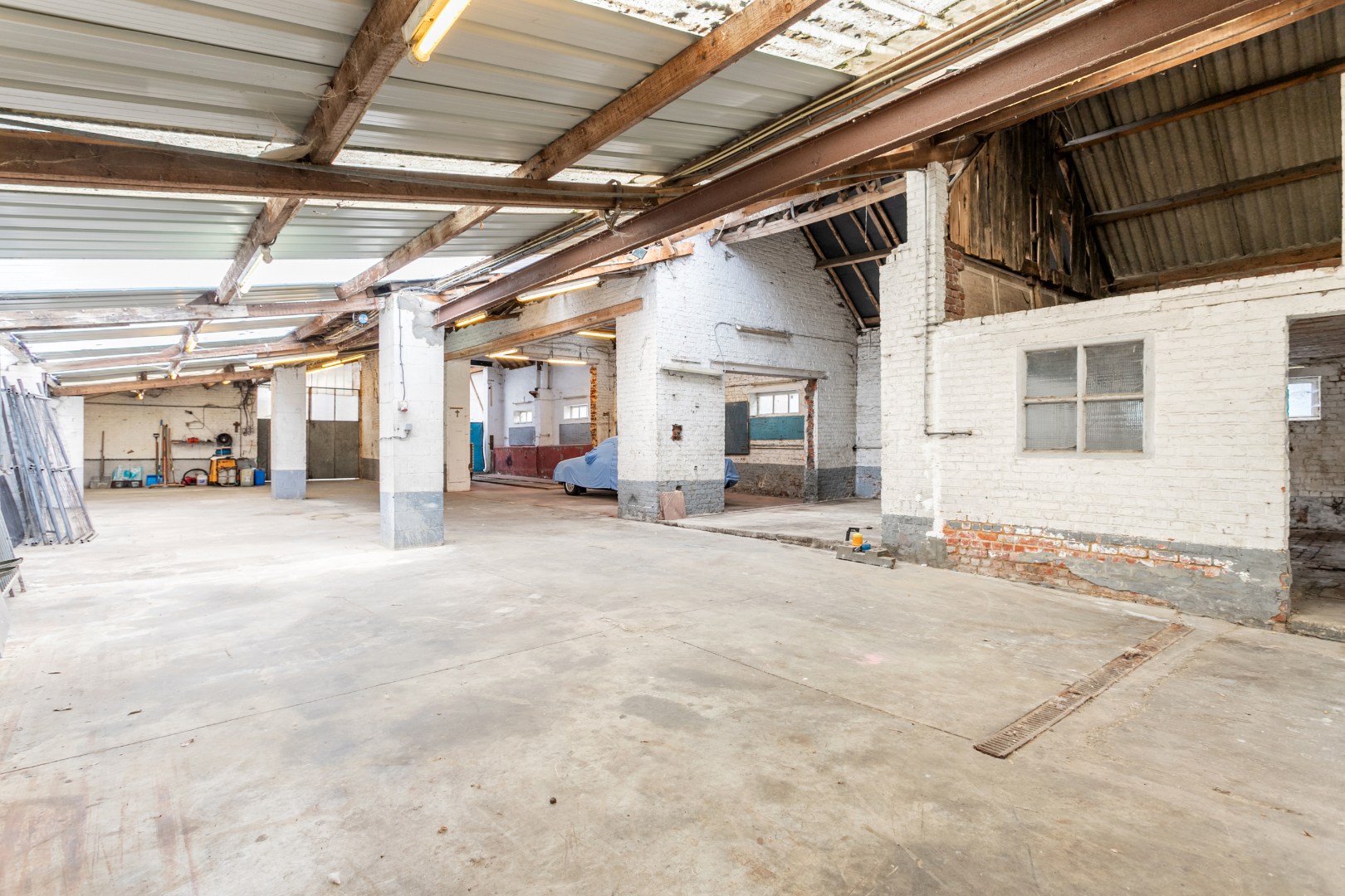 Te renoveren woning met loods nabij centrum Halle 