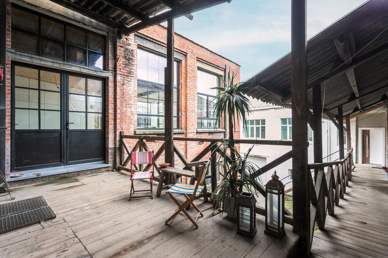 Opbrengsteigendom met gerenoveerde loft (EPC B) en atelier (100m²) naast het station van Braine-le-Comte 