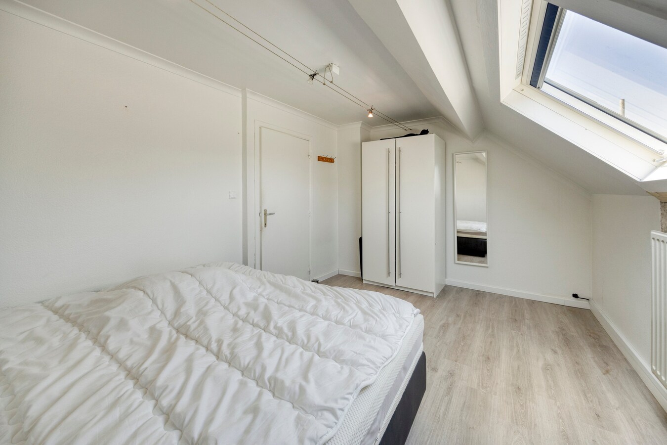 Charmant Leut : eigendom opgedeeld in 2 appartementen. Veranda,  2 garages. 
