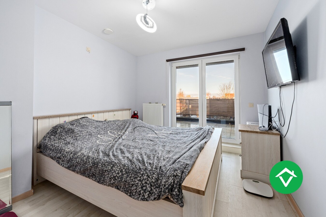 Instapklare nieuwbouwwoning met 5 slaapkamers en zonneterrassen op topligging in Eernegem 