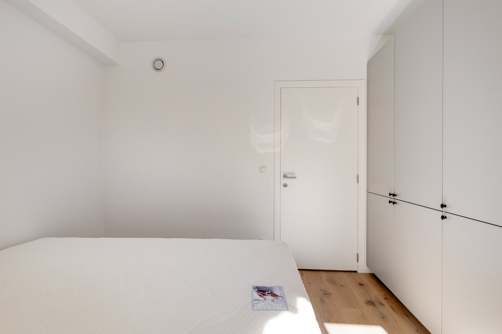 Volledig gerenoveerd en bemeubelde appartement met slaapkamer en bureau en terras in centrum Leuven! 