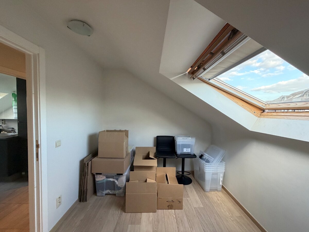 Ruim en lichtrijk dakappartement te Asper. 