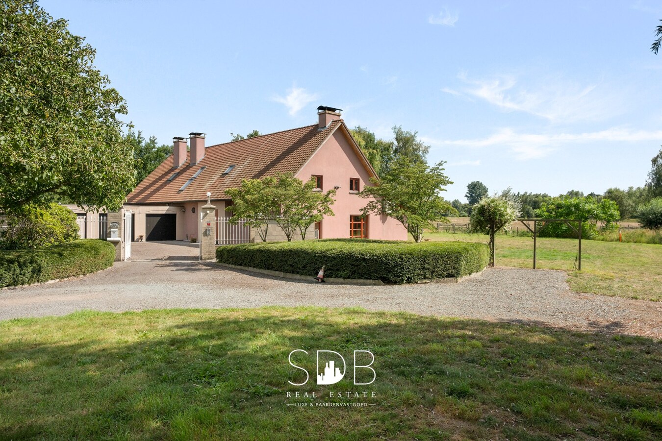 Hedendaagse villa met gezinstuin en graslanden op 7.496m² 