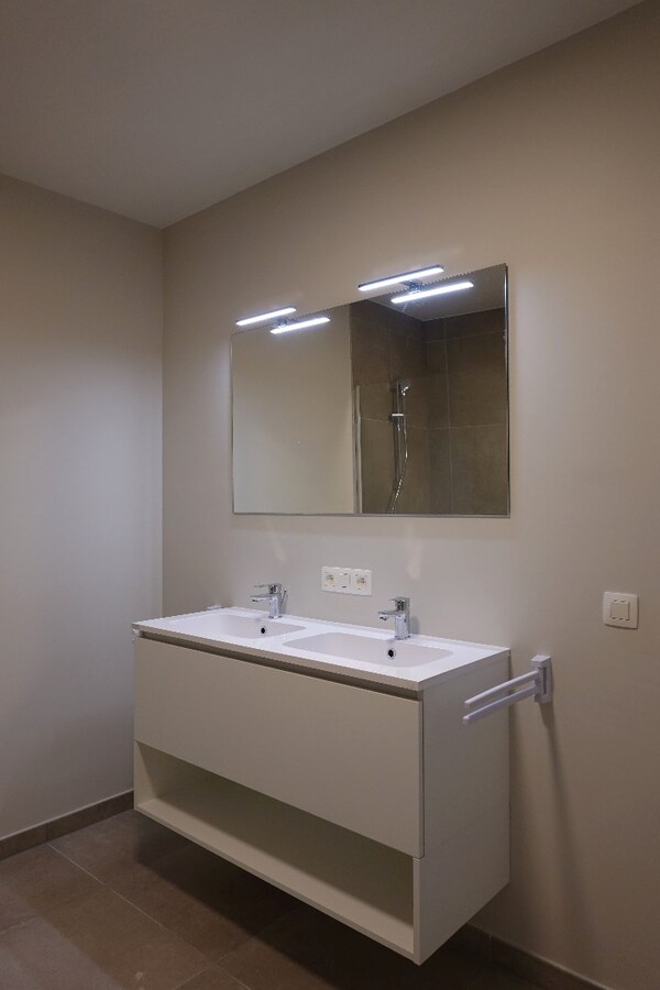 Instapklaar nieuwbouwappartement met 2 slaapkamers en ruim terras in centrum Jabbeke 