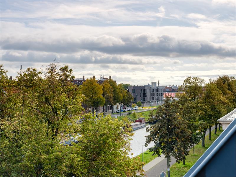 Instapklaar appartement met zicht op water. 