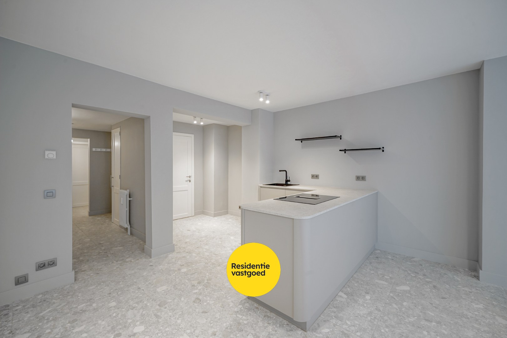 Gerenoveerd 2-slpk appartement met lift in Oostende 