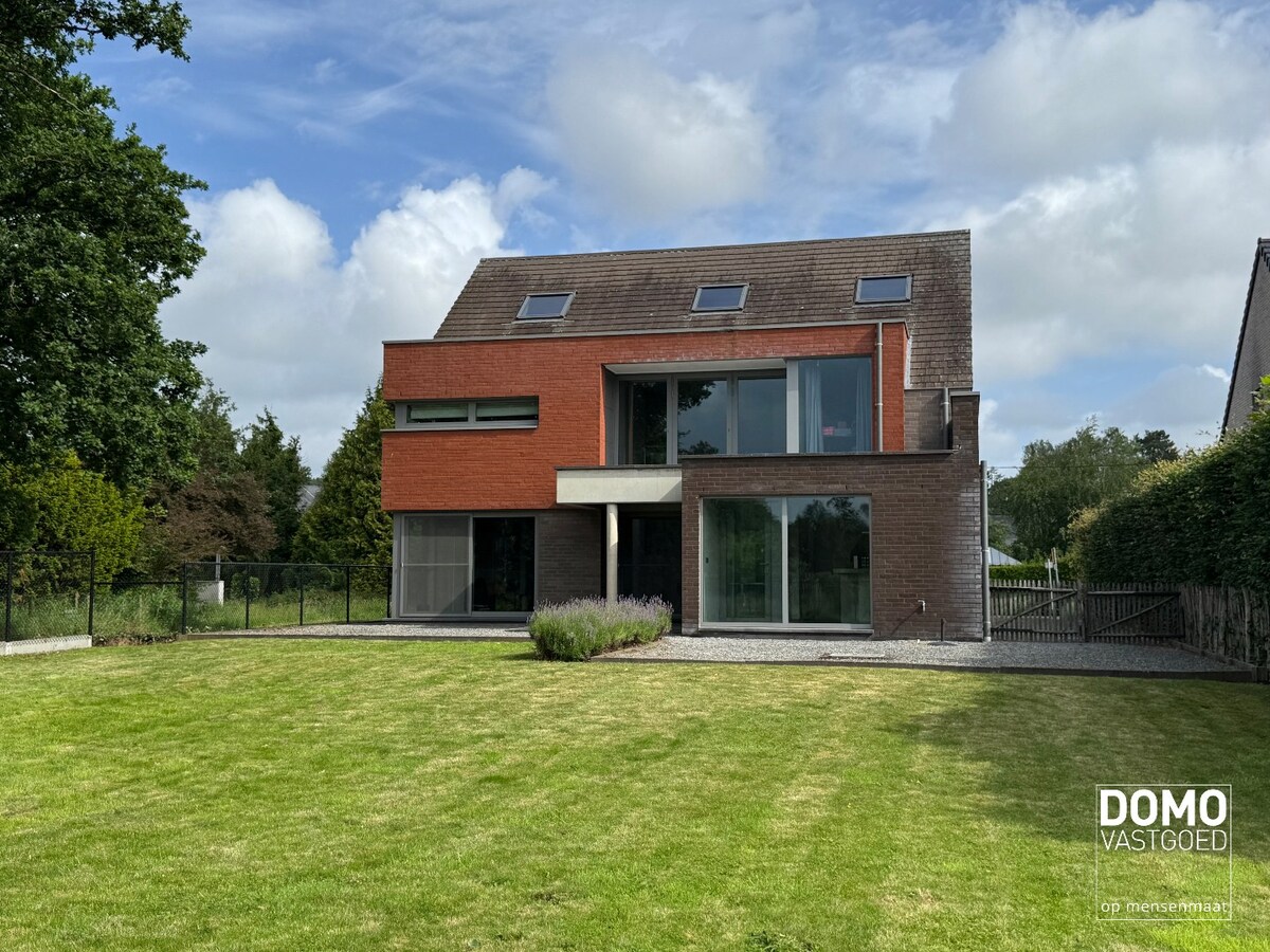 PRACHTIGE VILLA MET 3 SLAAPKAMERS, INPANDIGE GARAGE EN RUIME TUIN IN BOLDERBERG 