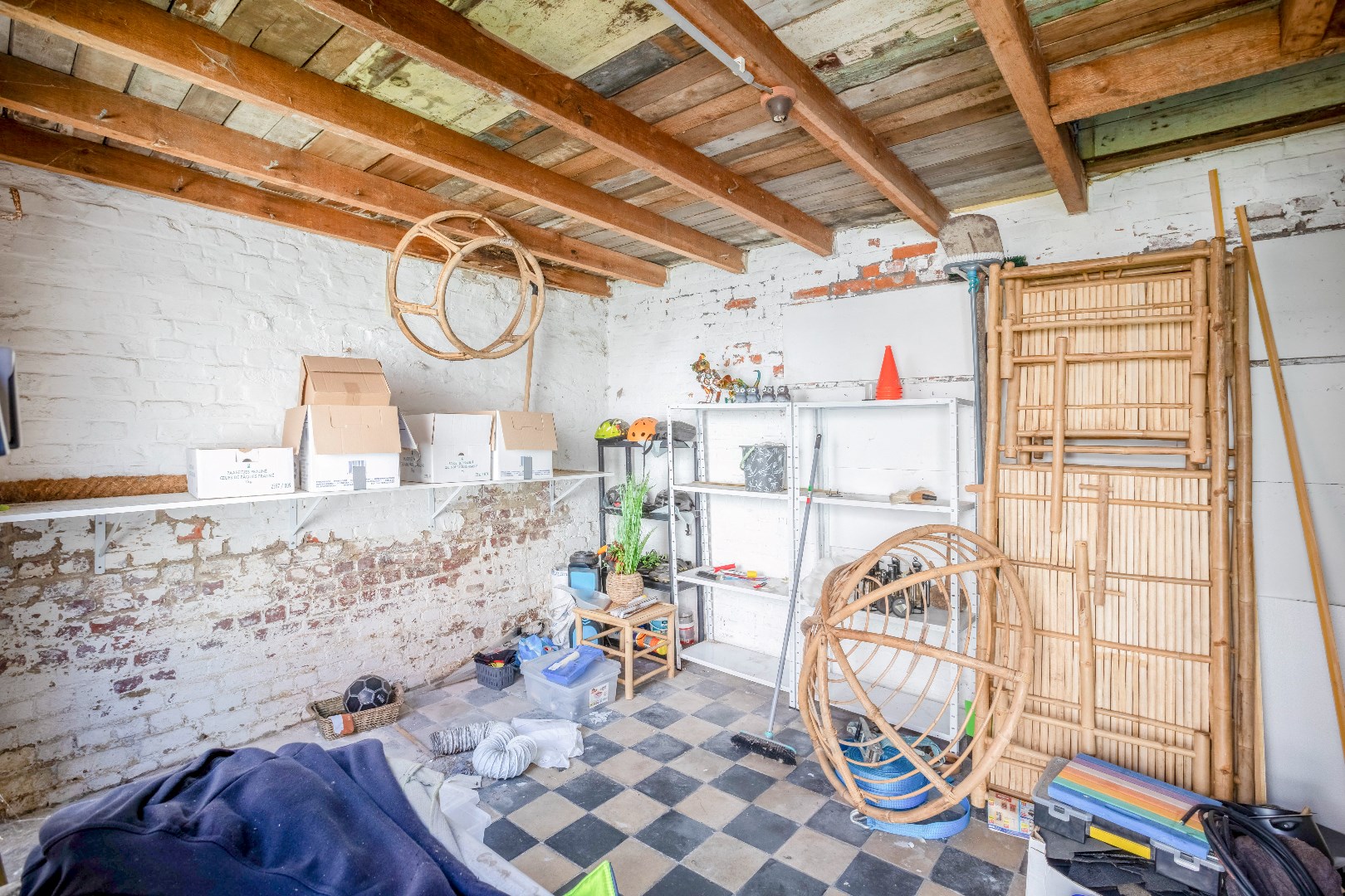 Toffe woning in rij met ingerichte tuin en garagebox 