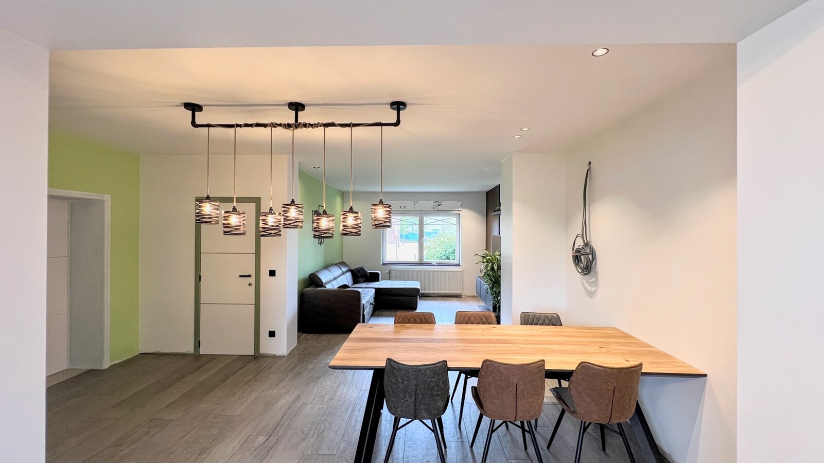 Deels gerenoveerde woning met zonnepanelen op perceel van 3168 m² 