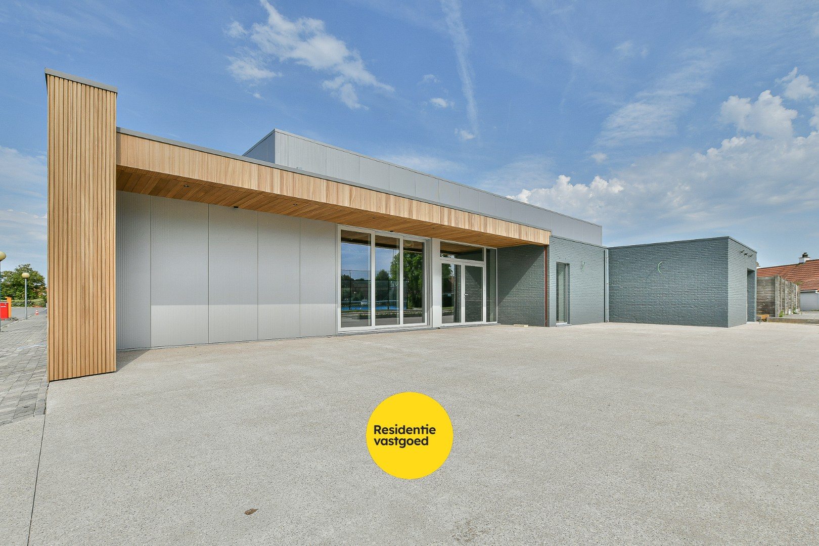 Unieke opportuniteit: horecazaak met 3 padelterreinen, terrassen en tuin te huur! 