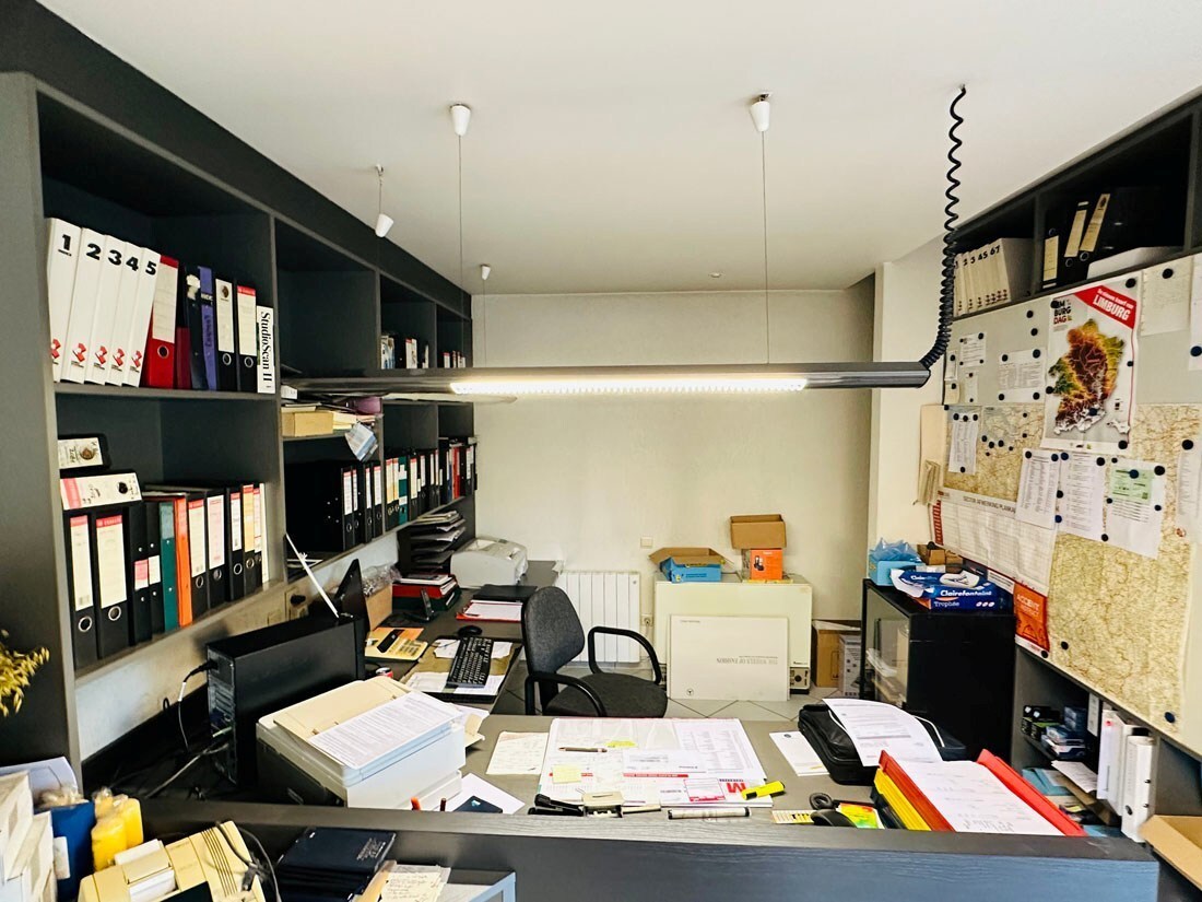 Ruim magazijn met kantoren met veel potentieel te Kuringen 