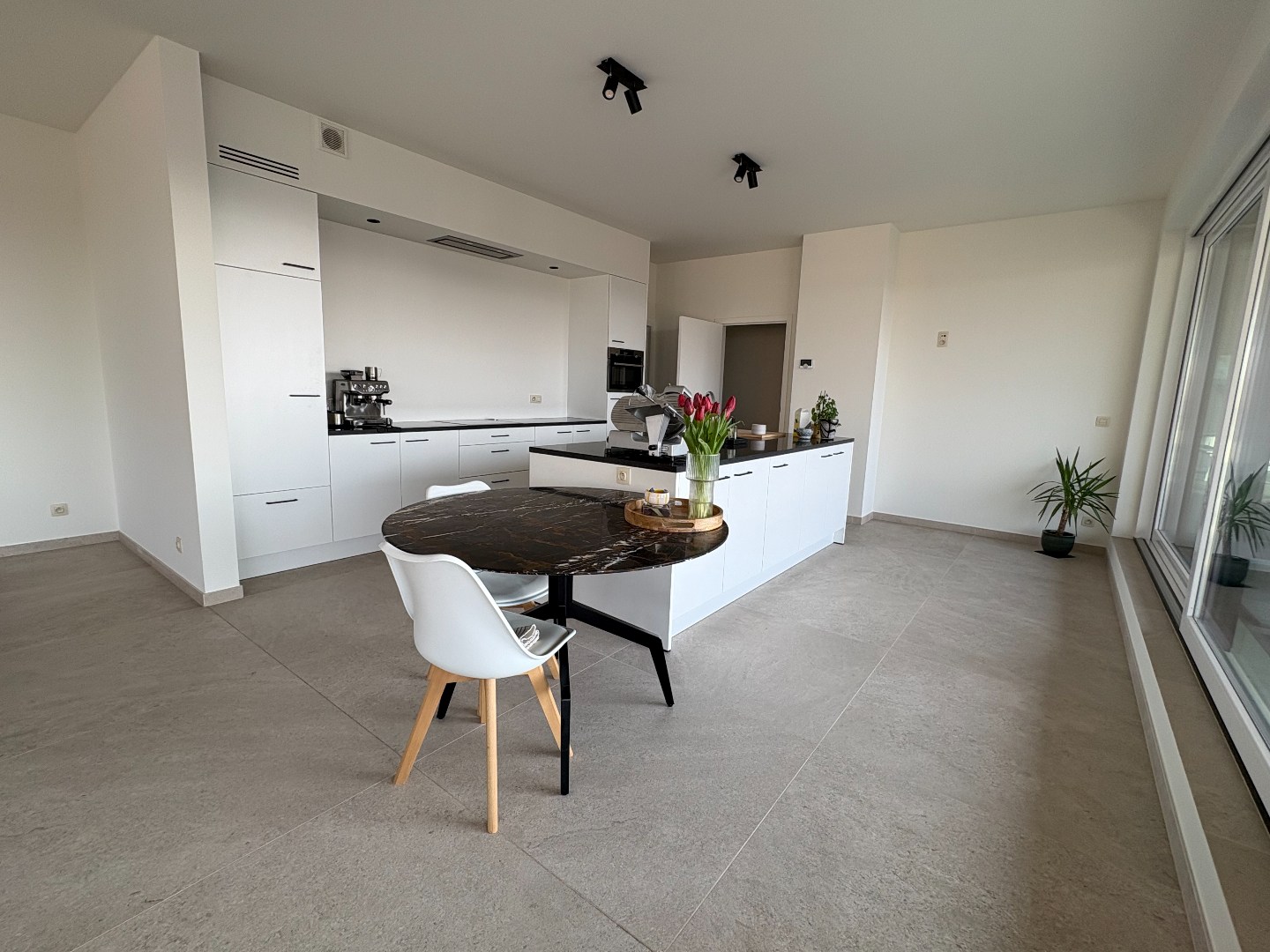 Exclusief appartement op topligging met twee slaapkamers en ruim terras 