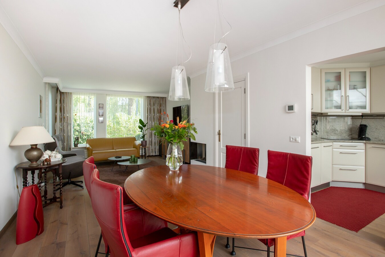 Degelijk gebouwde en perfect onderhouden vrijstaand-geschakelde gezinswoning aan ‘De Lovensbroek’. 