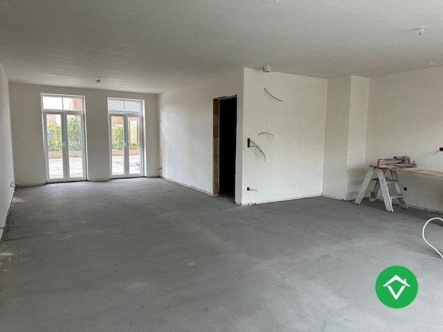 Moderne nieuwbouw tussenwoning met drie slaapkamers en garage in Moere 